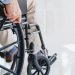 Una persona en silla de ruedas