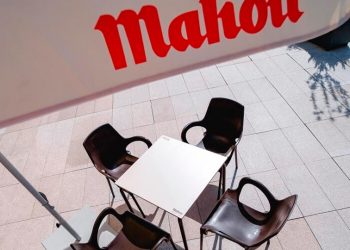 Mesas y sillas en terraza de bar