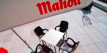 Mesas y sillas en terraza de bar