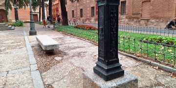 Farola histórica de la Plaza de las Bernardas, que data de 1878 que ha sido restaurada