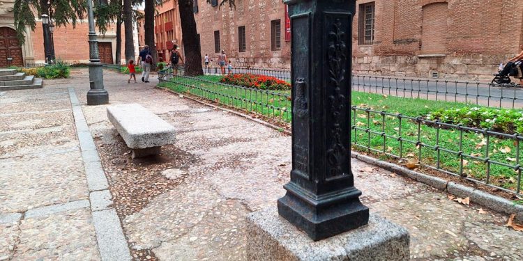 Farola histórica de la Plaza de las Bernardas, que data de 1878 que ha sido restaurada