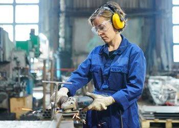 Una mujer trabaja en un taller de carpintería metálica