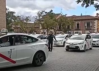Cientos de taxistas se han concentrado en Alcalá de Henares