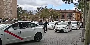 Cientos de taxistas se han concentrado en Alcalá de Henares