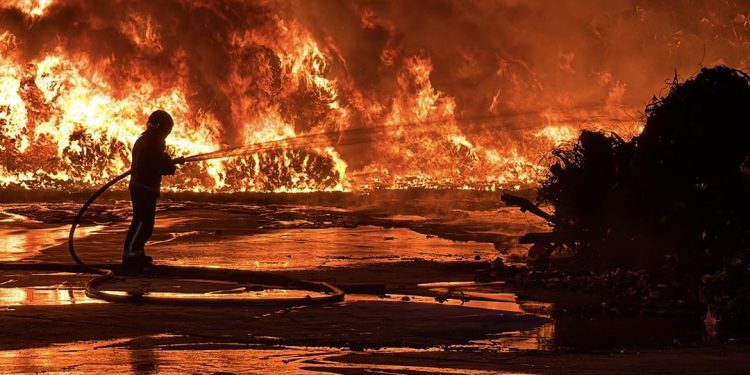 Incendio en una planta de reciclaje en Arganda del Rey