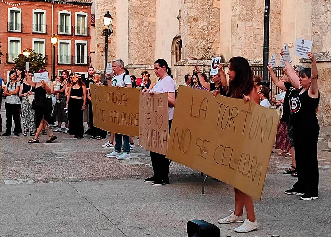 Concentración de Alcalá Antitaurina en la Plaza de Los Santos Niños